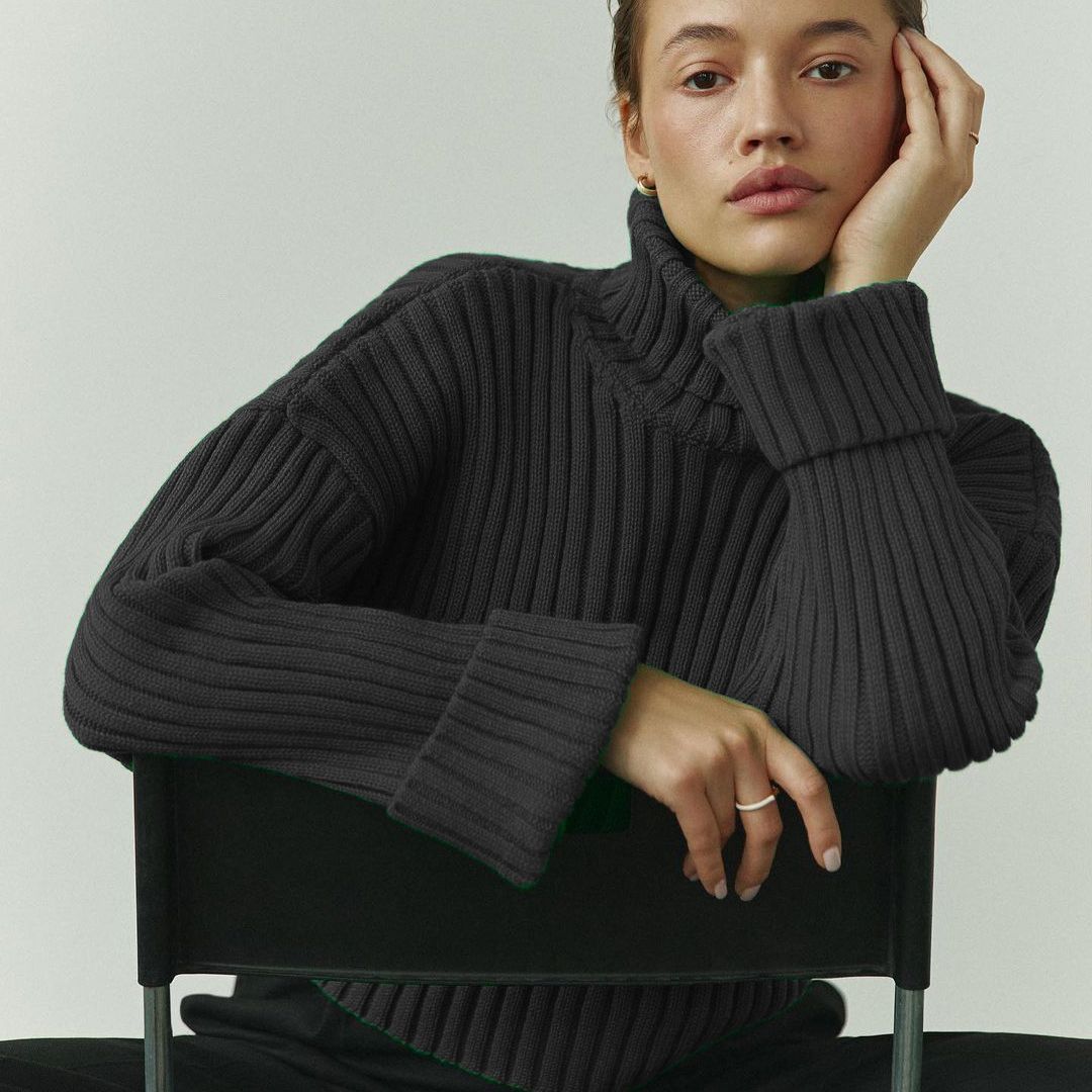 Women’s Striped Turtleneck Sweater – Short Minimalist Knit for Trendy Winter 2025