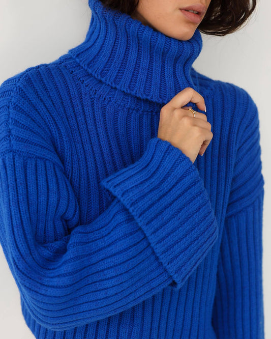Women’s Striped Turtleneck Sweater – Short Minimalist Knit for Trendy Winter 2025